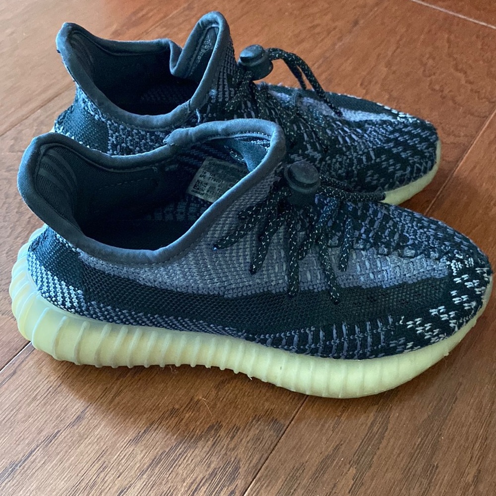 YEEZY BOOST 350 V2 
"Asriel/Carbon"